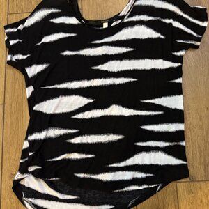 Kensie Black White Short Sleeve Scoop Neck Low High Top Tee Size M